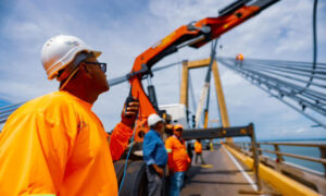 Avanza mantenimiento del Puente sobre el Lago con sustitución de 14 guayas
