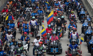 Motorizados recorren Caracas en respaldo a Maduro y contra “amenazas” de EE. UU.