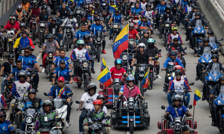 Motorizados recorren Caracas en respaldo a Maduro y contra “amenazas” de EE. UU.