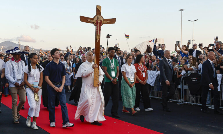 El papa León XIV llega en helicóptero al Jubileo de los Jóvenes y desfila en papamóvil