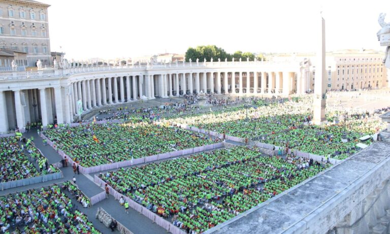 Más de 25.000 jóvenes españoles tiñen de verde la Plaza de San Pedro por el Jubileo