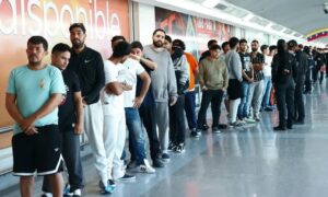 Arriban al país otros 319 migrantes venezolanos deportados por EE. UU.