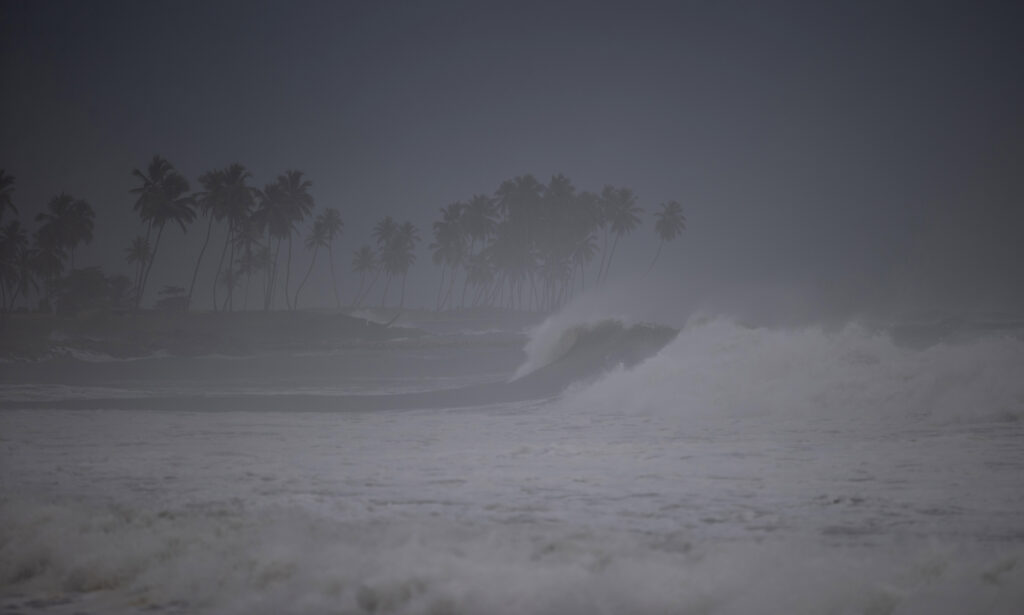Huracán Erin se debilita a categoría 3 y lleva fuertes lluvias al Caribe