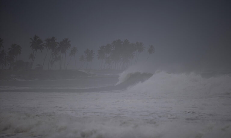 Huracán Erin se debilita a categoría 3 y lleva fuertes lluvias al Caribe