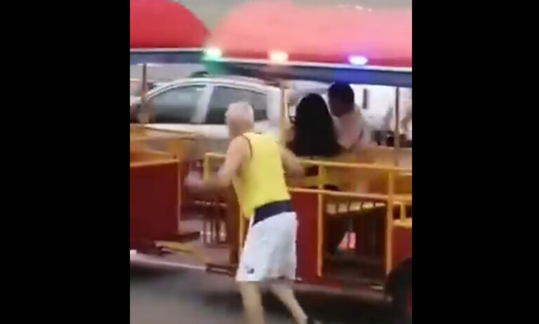 Abuelo baila para hacer sonreír a sus nietos en el parque Vereda del Lago