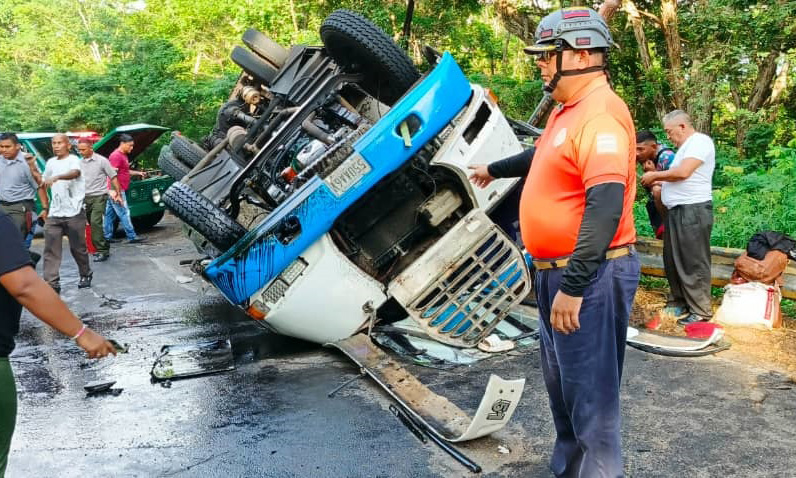Vuelco de buseta en la carretera La Villa-Maracaibo deja cuatro heridos