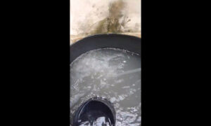 Marabino exhibe cómo está llegando el agua: “Genocidio por contaminación”