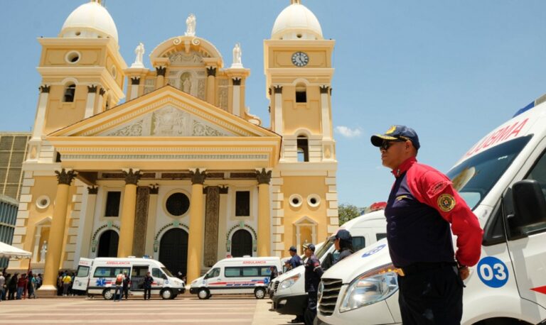 Di Martino entrega 10 ambulancias al Cuerpo de Bomberos de Maracaibo