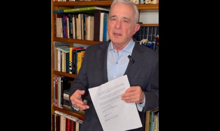 Uribe se presenta ante juzgado para formalizar su detención por condena a 12 años