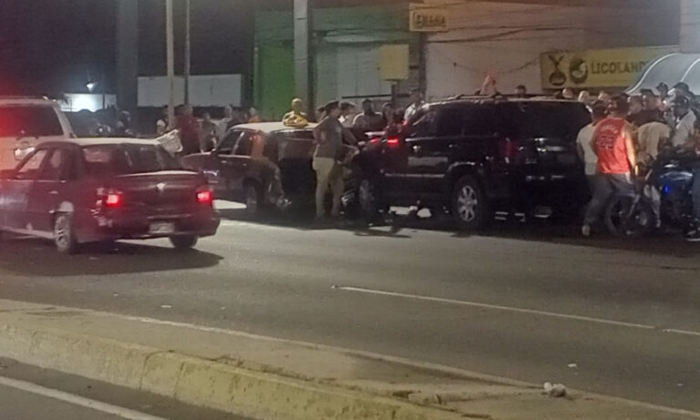 Choque de 3 carros en la C2 deja 1 mujer y 2 niños heridos