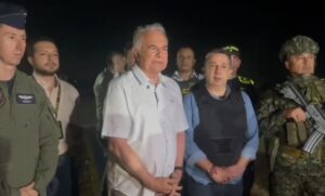 Ejército colombiano enfrenta a disidentes que atacaron a tiros camioneta de congresista