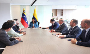 Delcy Rodríguez se reúne con Colombia para “conversar la venta de Monómeros”