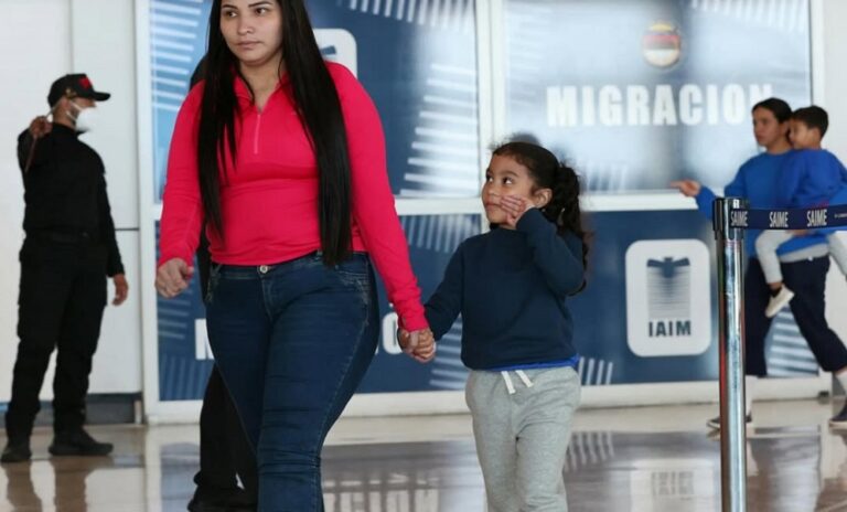 Arriban al país 207 migrantes venezolanos deportados por EE. UU., entre ellos 17 niños