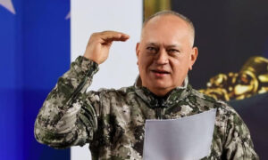 Gobierno anuncia que se defenderá “con todo” de los “enemigos de la Patria”