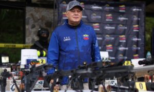 Cabello reporta nueva incautación de armas con 2 detenidos y culpa a Machado