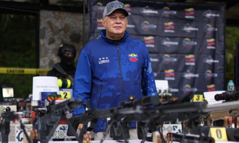 Cabello reporta nueva incautación de armas con 2 detenidos y culpa a Machado