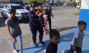 Madre y 4 hijos aparecen en Santa Bárbara: huyó por el maltrato de su pareja