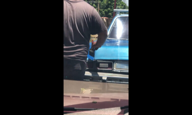 Marabino pinta su carro con brocha y pintura de aceite “a lo Picasso”