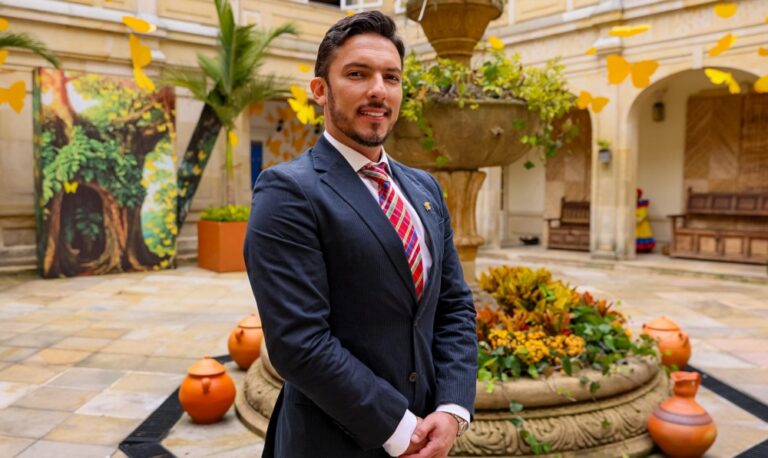 Exactor porno Juan Florián asume como ministro de Igualdad en Colombia