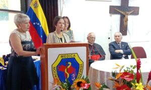 Expresidenta de la FMV: Médicos no deben publicitarse “como si vendieran un saco de papas”