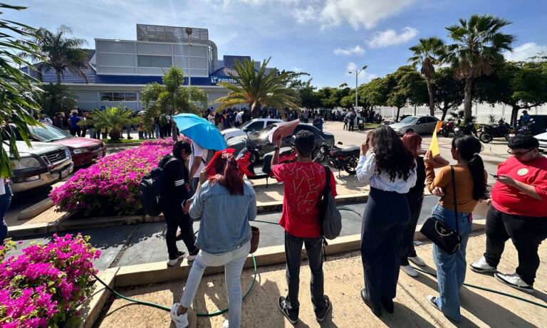 Más de 300 jóvenes asisten a masiva jornada de reclutamiento en Maracaibo