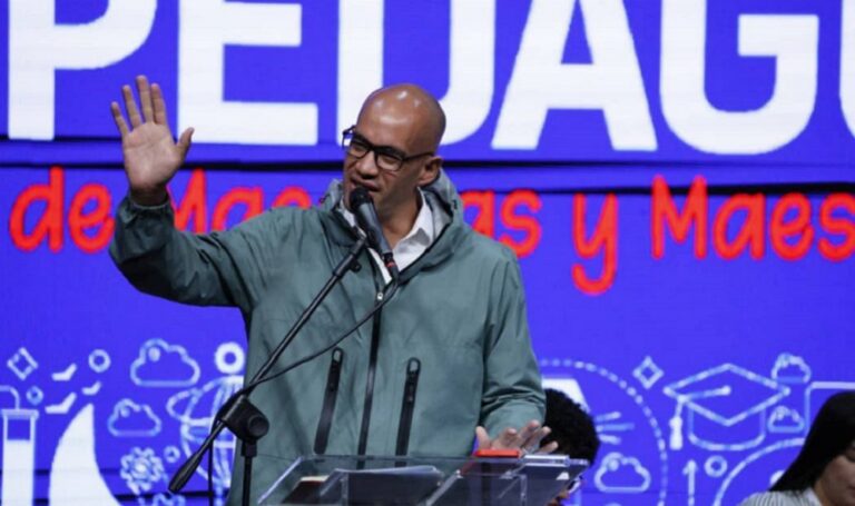 Ministro de Educación desmiente que hay un déficit de 250.000 docentes en el país