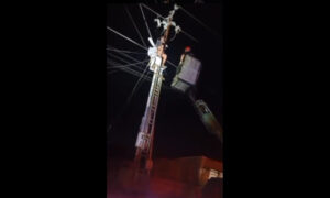 Rescatan a hombre que subió y se electrocutó en poste de Las Tuberías