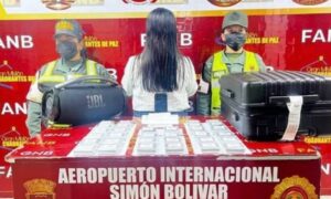 Intenta llevar 2,8 kilos de cocaína en vuelo a Madrid