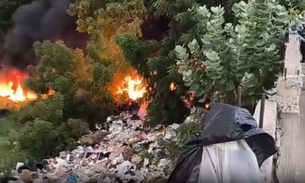 Incendio en terreno baldío de basura en Amparo afecta a residentes