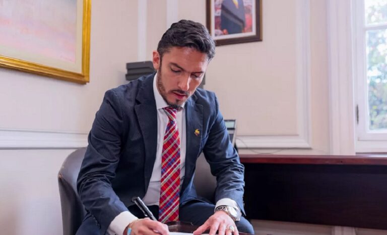 Ministro de la Igualdad de Colombia pide que lo llamen en femenino