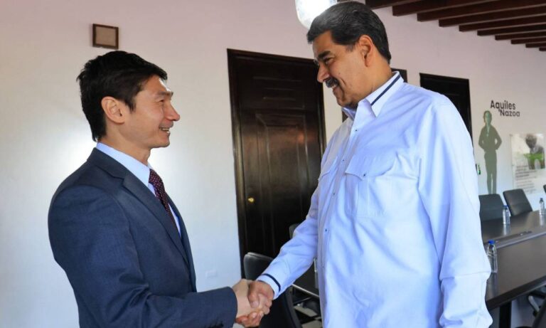 Maduro celebra “notable avance” en la cooperación tras reunión con embajador de China