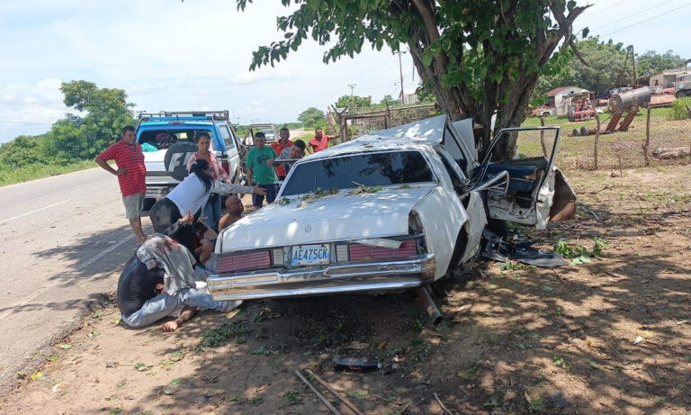 Varios heridos deja choque de carro por puesto contra árbol en la Lara-Zulia
