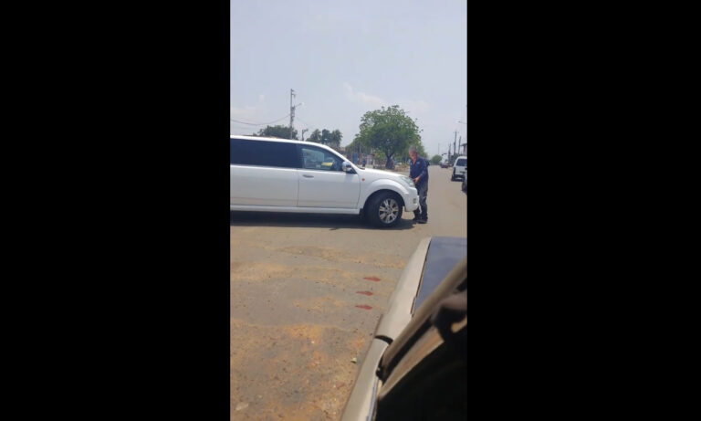 Limusina sufre avería en La Curva de Molina y marabino se burla