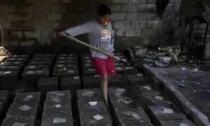Migrantes que regresan enfrentan deudas y duras condiciones de vida