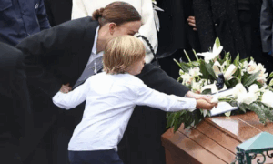 Hijo de Miguel Uribe Turbay lo despide con flores blancas