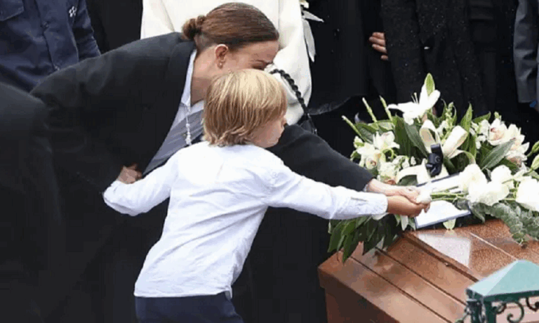 Hijo de Miguel Uribe Turbay lo despide con flores blancas
