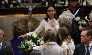 Con pañuelos blancos reciben féretro de Uribe Turbay en el Capitolio