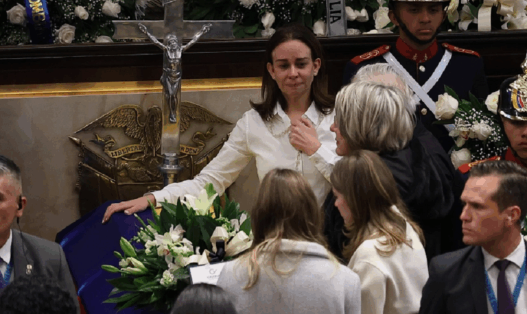 Con pañuelos blancos reciben féretro de Uribe Turbay en el Capitolio