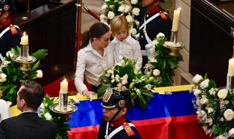 Hijo de Miguel Uribe Turbay visita el féretro de su padre