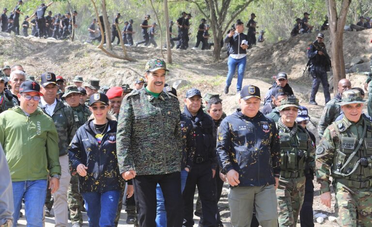 Maduro agradece a Petro por ordenar un despliegue militar en la frontera