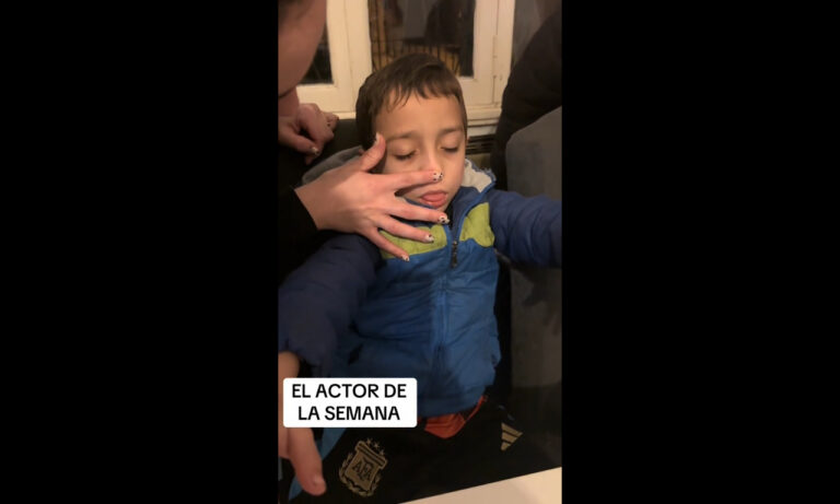 Niño argentino finge “dormirse” entre risas y mímicas frente a su familia
