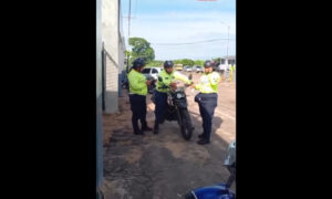 Policía ofende a señora y esta denuncia abuso policial en el Sur del Lago