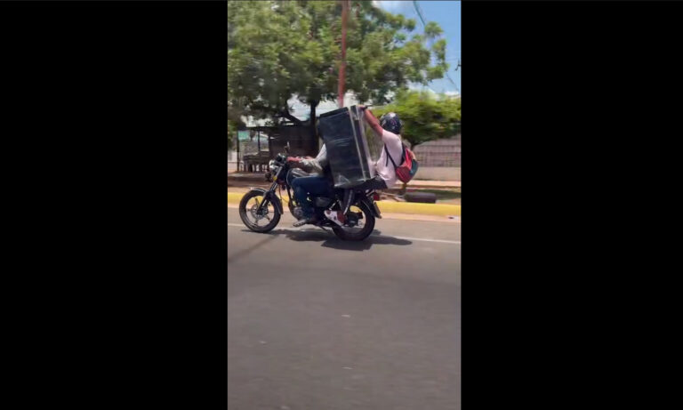 Hombre lleva peinadora en moto por la Circunvalación 2 y genera polémica
