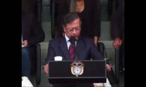 Gustavo Petro confunde el nombre de Uribe Turbay en acto policial