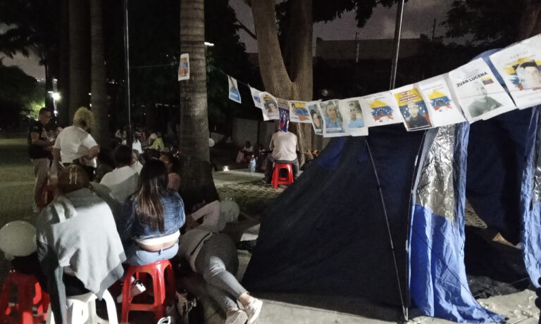 Presuntos “colectivos” atacan una vigilia frente al TSJ de Caracas