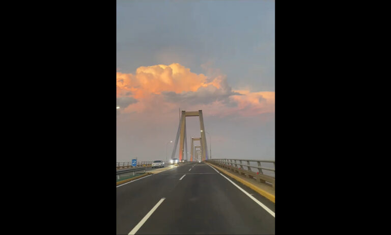 Capturan en video la belleza de cruzar el Puente sobre el Lago al atardecer
