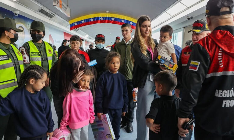 Llegan al país 194 venezolanos deportados desde EE. UU., entre ellos seis niños