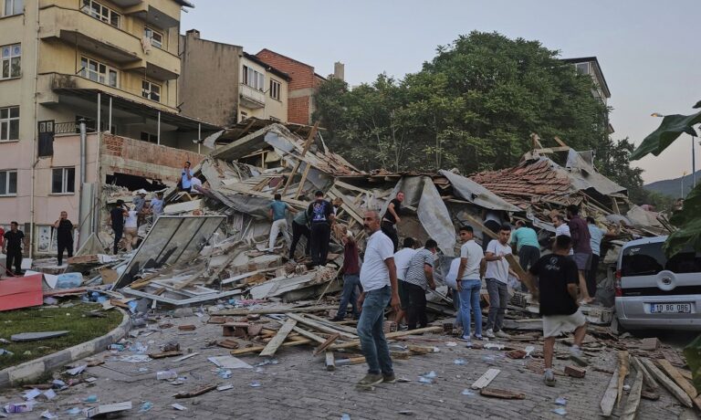 Un muerto y 52 heridos deja terremoto de 6,1 en Turquía