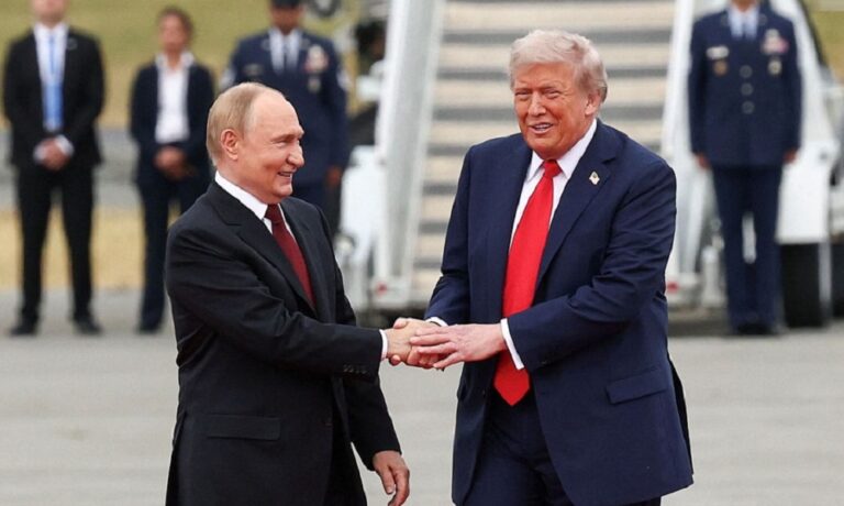 Trump y Putin inician reunión en Alaska acompañados de sus delegaciones