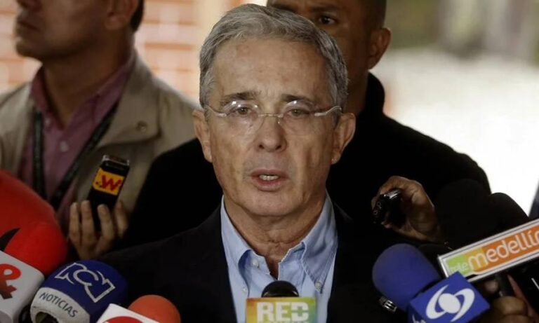 El expresidente Uribe acusa a Petro de instigar el asesinato de Uribe Turbay